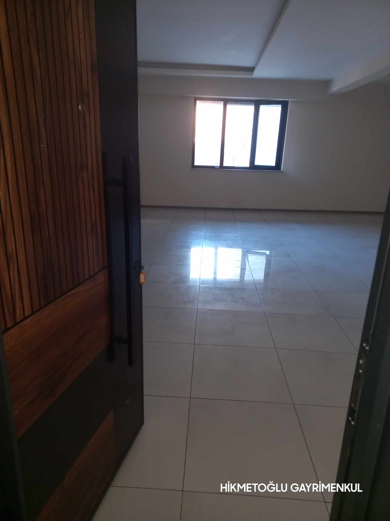 ÇINARDA  SİNEMA SALONU KARŞISINDA KİRALIK OFİS 
