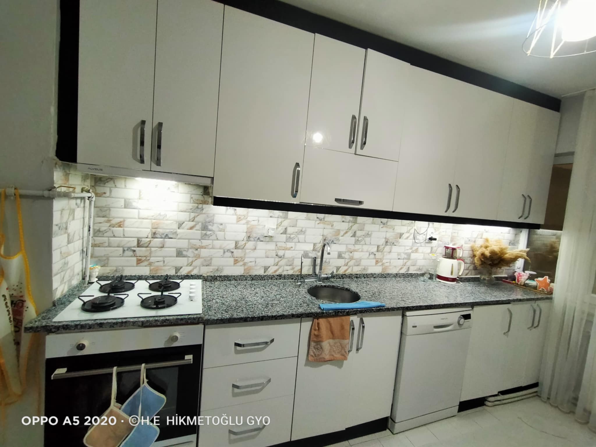 HACIKAPLANLAR MAH. BARIŞ CADDESİNDE SATILIK DAİRE 