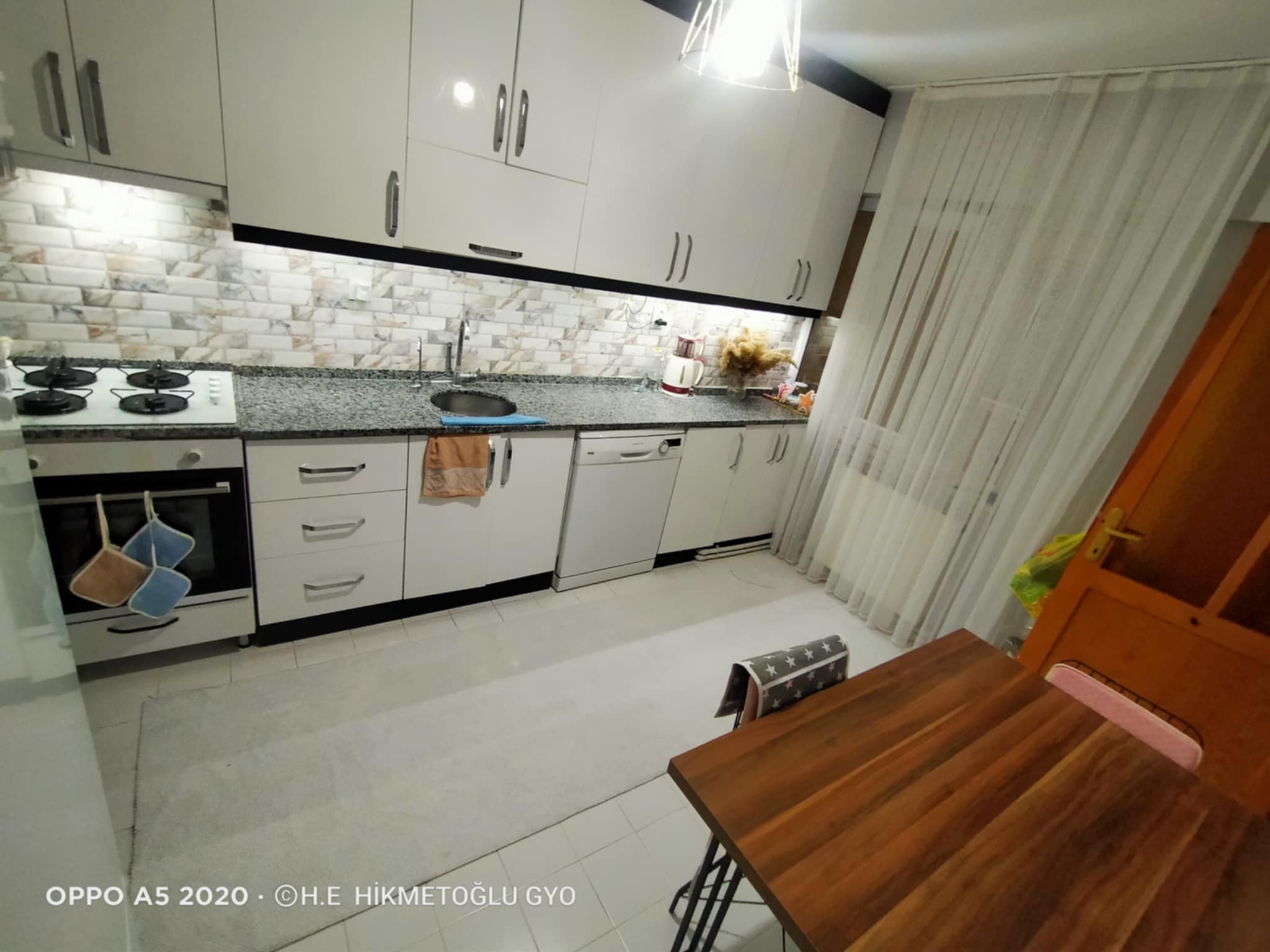HACIKAPLANLAR MAH. BARIŞ CADDESİNDE SATILIK DAİRE 