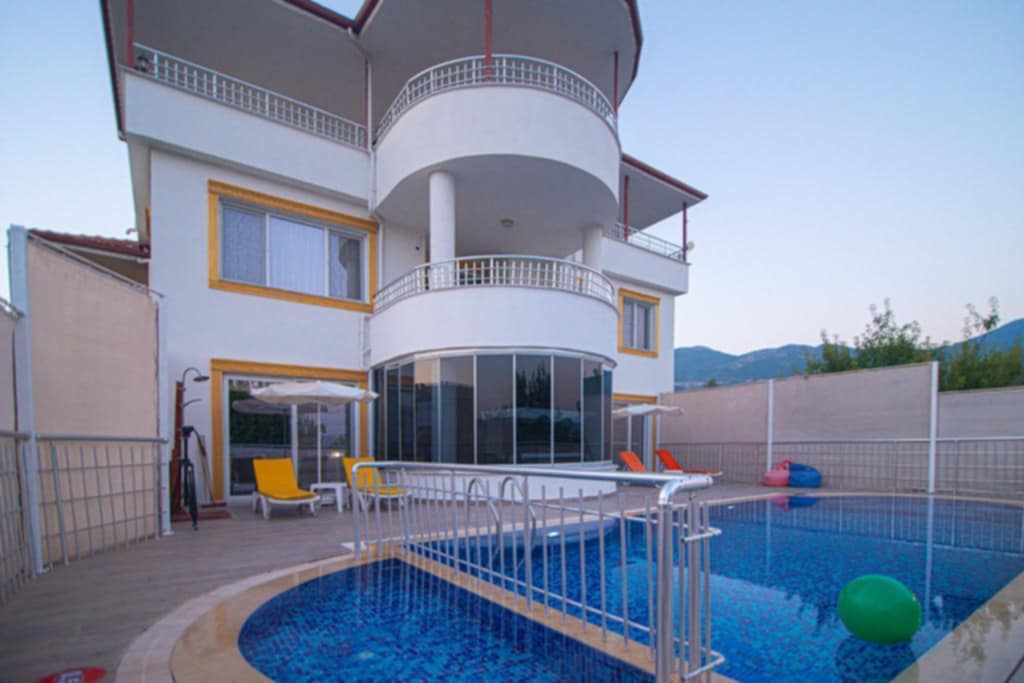 ANTALYA KAŞ  ÇAVDIR MAHALLESİNDE SATILIK LÜKS  HAVUZLU VİLLA 