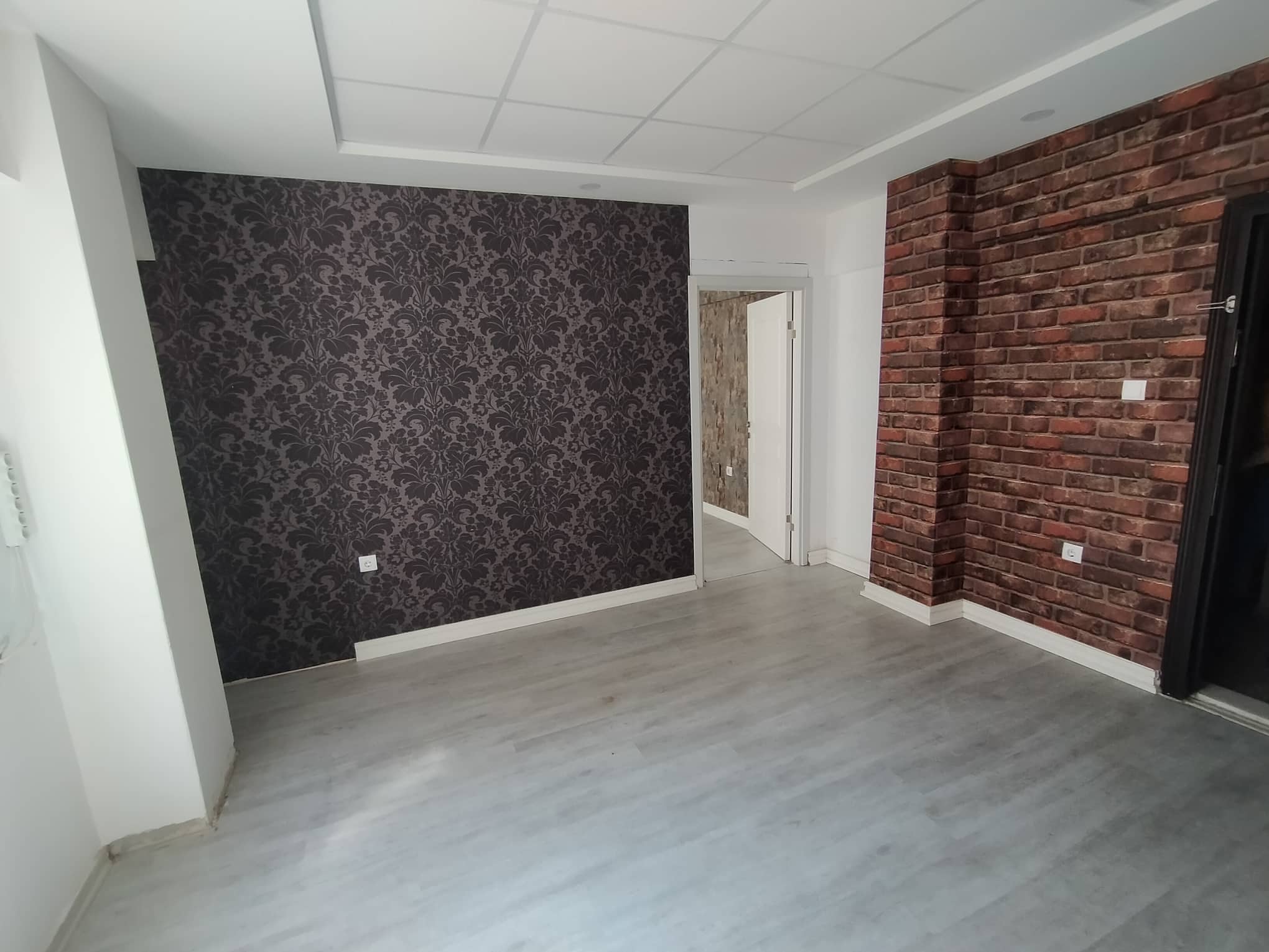ÇINARDA SİNEMA SALON KARŞISI KİRALIK OFİS 