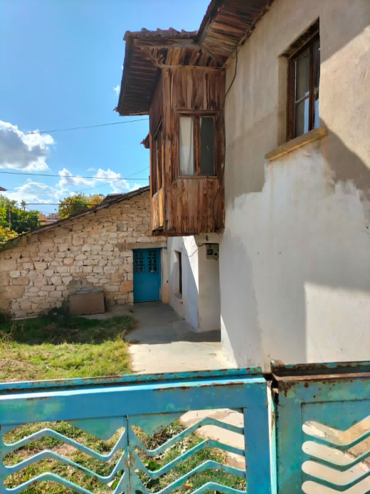 DENİZLİ GÜNEY İLÇESİ YENİKONAK MAHALLESİNDE  SATILIK  438 M2 ARSA İÇİNDE  EV 